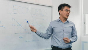 Mr Teo teaching key economic concepts, top quality economics tuition